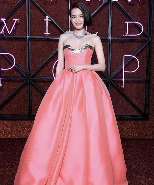 舒淇新照片，利落短发，粉色长裙，凹凸有致，性感十足！