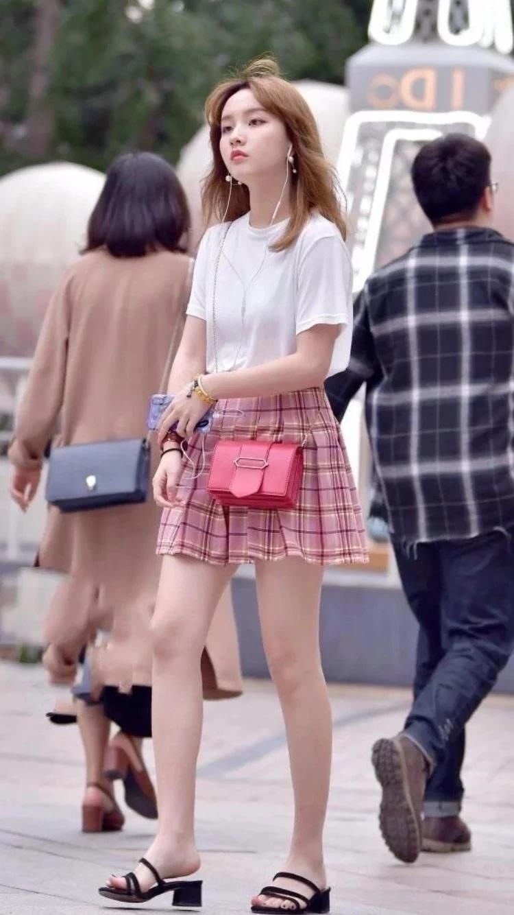 武汉街拍:小姨子穿着条纹裙走起来更显稚嫩，拥有性感白皙的美腿