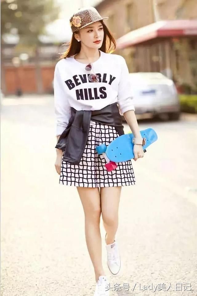 37岁秦岚穿牛仔热裤露大长腿，完全不输18岁小仙女，气质秒杀