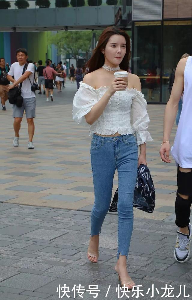  小姐姐■美女的尖头高跟鞋既显出她那优雅的身姿，还修饰出她那迷人的双腿