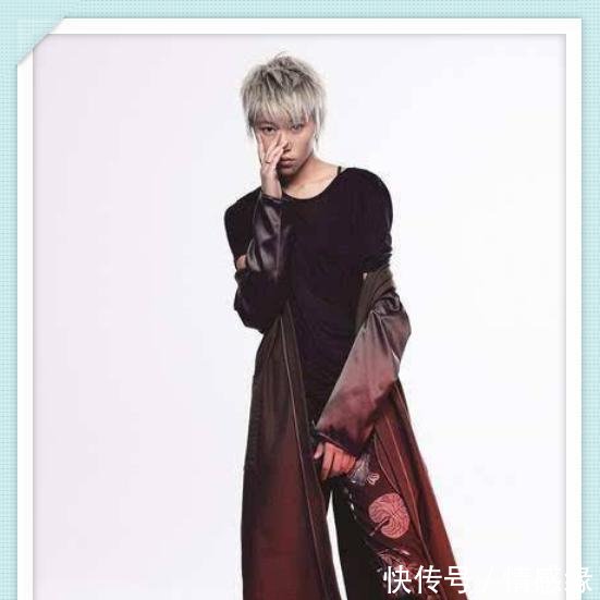 窦靖童再现机场，终于把茶缸抛弃了，可一个转身我发现我错了！