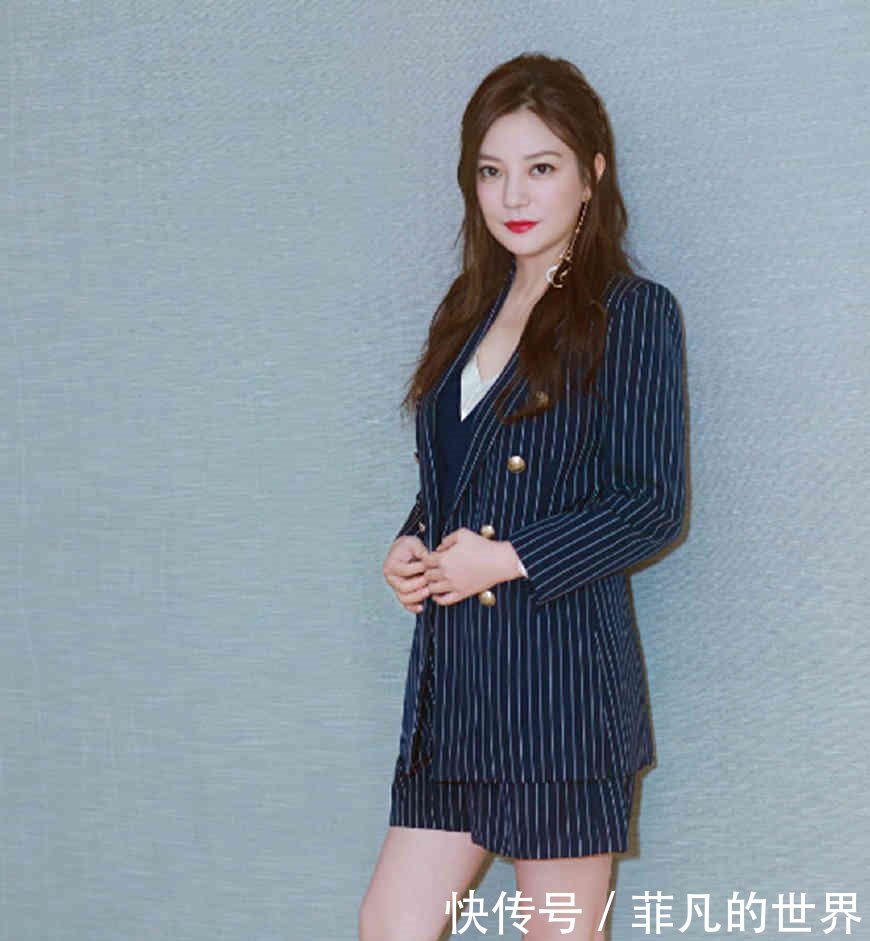 赵薇又作妖，穿“两条”牛仔裤出门，网友居然一点都不丑！