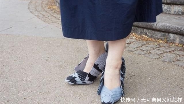  #围着#一群鸽子围着女子不让她走，仔细看她脚上的鞋子，大爷都震惊了！