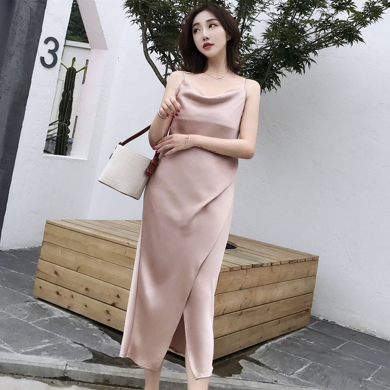 小个子就爱穿连衣裙，透着清凉感的吊带裙，模样更清新