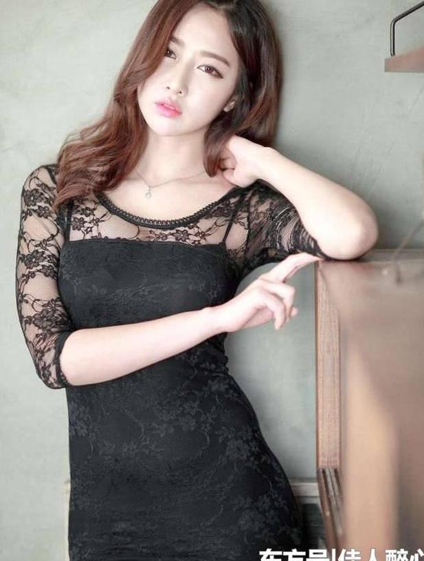 紧身连衣裙秀出一身的性感, 妩媚迷眼