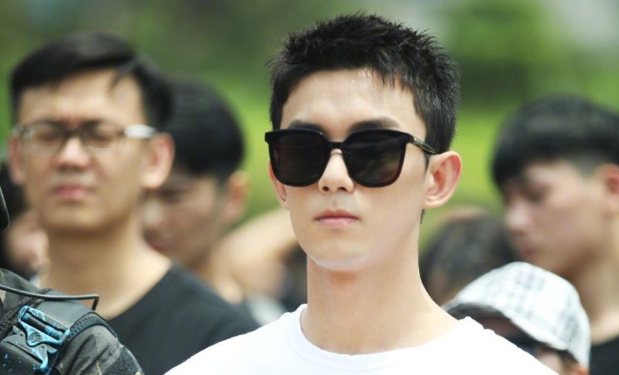 吴磊鹿晗《穿越火线》杀青,互相捶拳很有爱,只