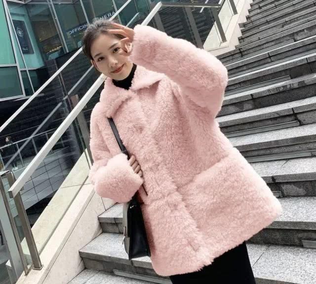  #中年#建议中年女人，过年羊羔毛外套 半身裙，搭短靴，吸睛优雅又减龄