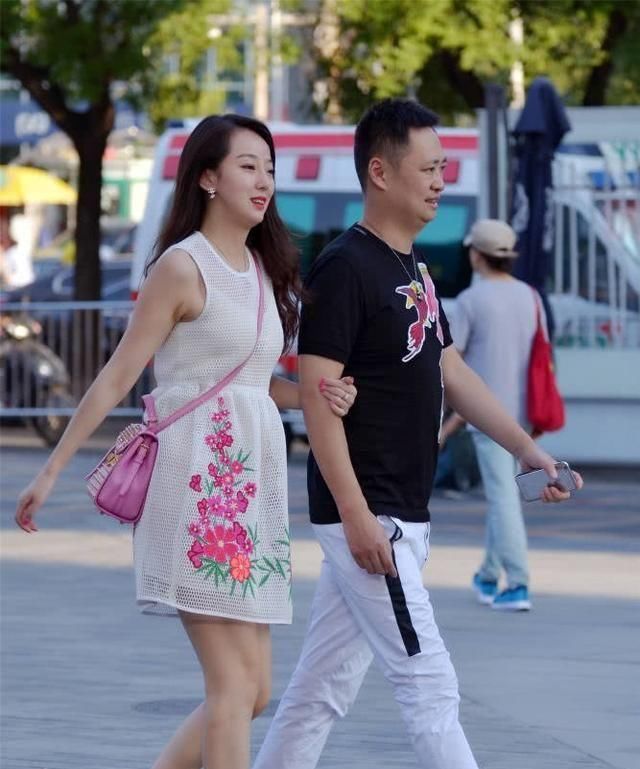 \＂i10\＂: \＂街拍穿搭：不要那么相信回忆，里面的那个人，不一定会怀念你！\＂连衣裙搭配高跟鞋，让你的气质真的不一样，不信试一下看看