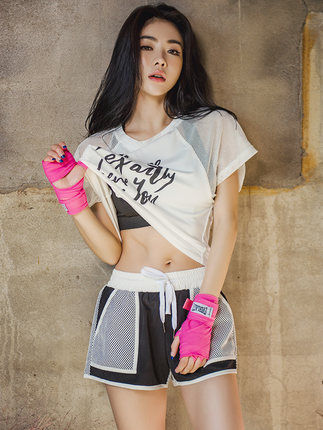 今年流行穿瑜伽套装，尽显青春活力，秀出曼妙S曲线