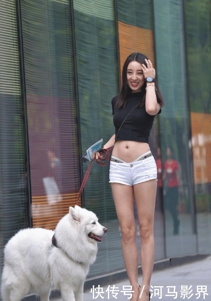 美女■街拍:自带微笑的美女搭配牛仔短裤,秀出青春活力范,尽显性感女人味