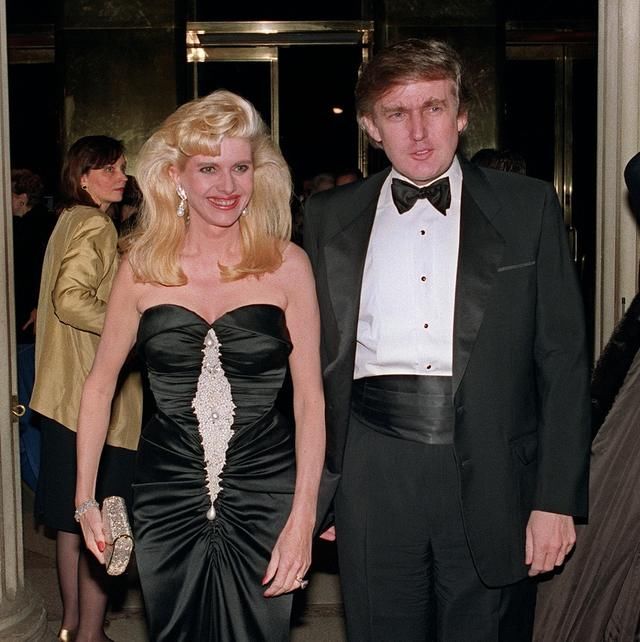  『男友』特朗普71岁原配好潇洒，穿豹纹大衣超霸气，挽着小23岁男友太甜了