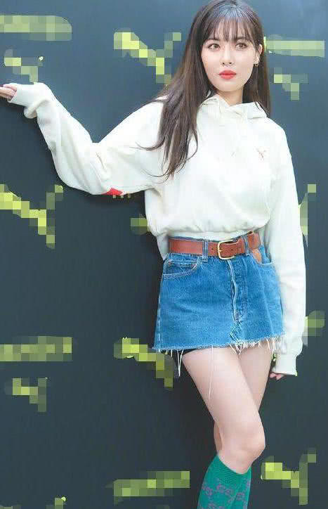 金泫雅这巴掌宽的短裙,站着都“尴尬”,网友:也就她敢穿!