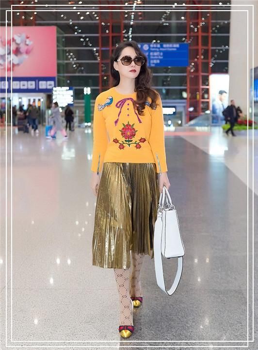 伊能静真能装!49岁穿19岁小姑娘衣服，网友直呼:完全换了一个人