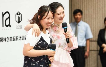 谢娜产后穿仙女裙亮相 脚上的尼龙袜配厚底凉鞋 穿出了丐帮的感觉