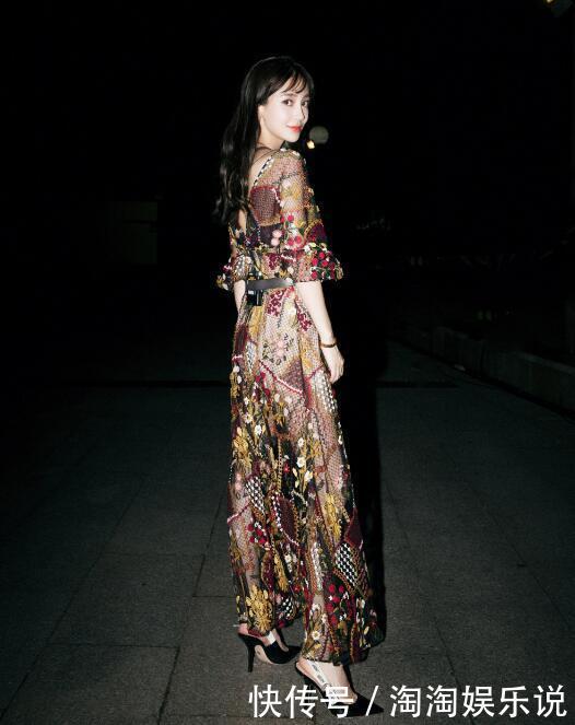 杨颖穿镂空连衣裙，尽显少女气质，这杨3岁请pick一下！