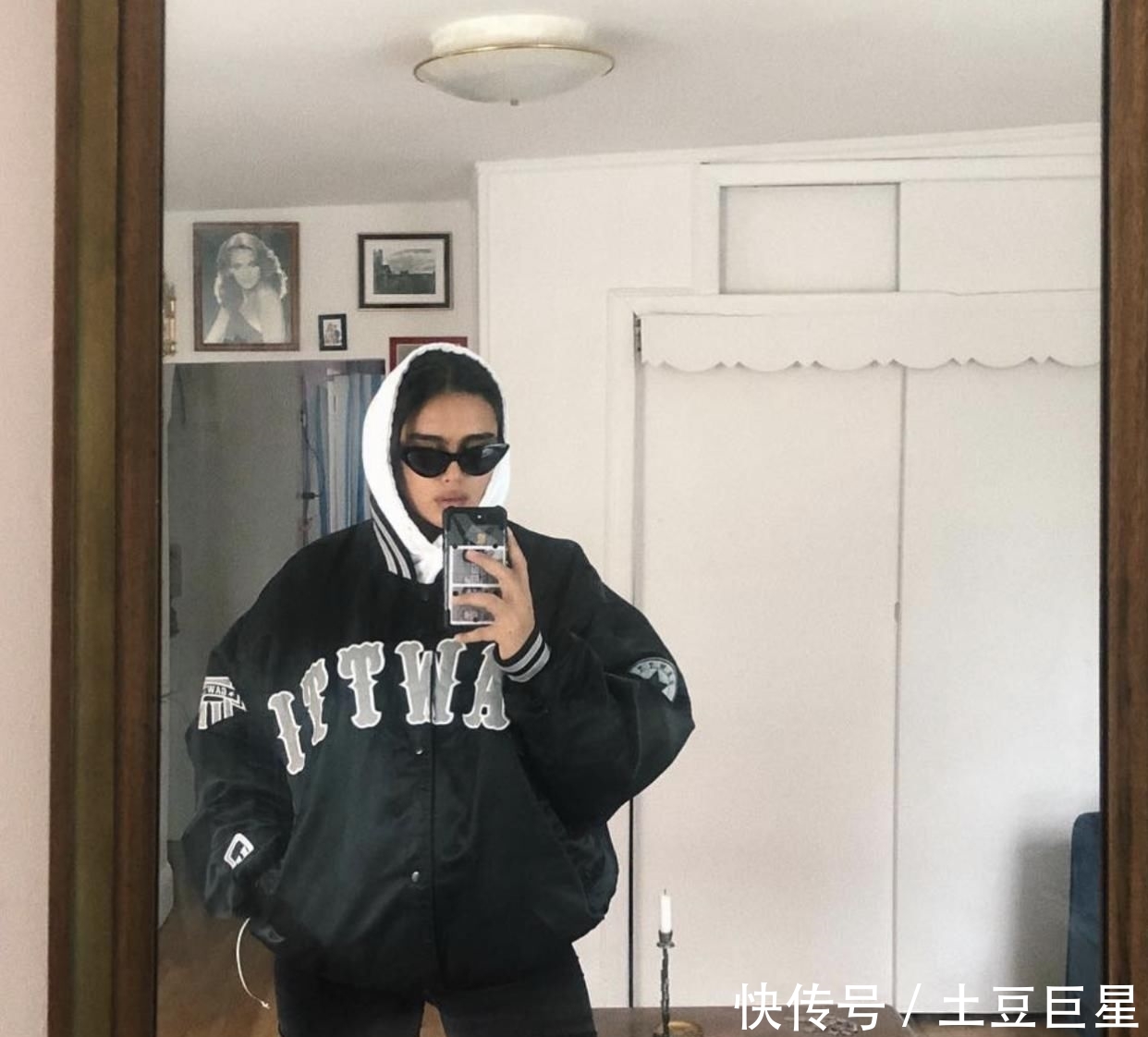 『时装周』26岁的她横扫四大时装周,成为史上第一位为香奈儿走秀的大码女模