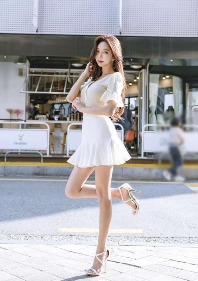 路人街拍：气质优雅的美女，曼妙曲线，别样风情韵味十足