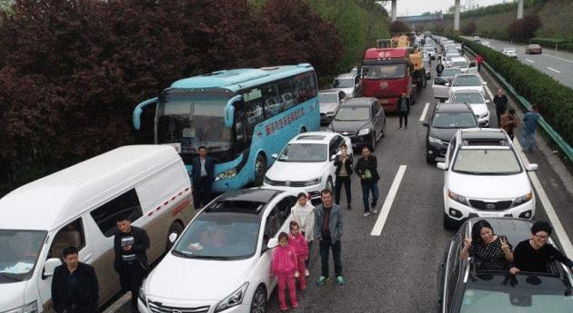 专家：节假日高速免费对车主最不利，涨价才好！理由还挺有说服力