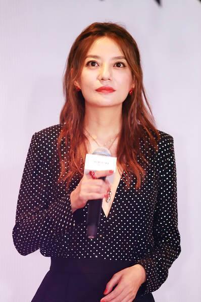 赵薇穿深V露排骨胸，看来真是瘦了不少！