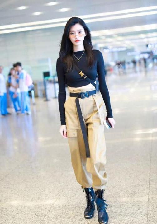 奚梦瑶忘穿衣服出门了? 网友: 一条黑带勾勒上身, 太燃了