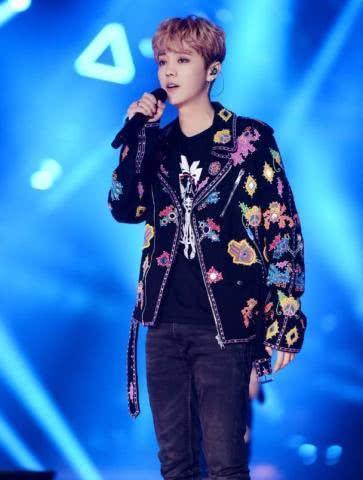 鹿晗就是壕，花8900买了双涂满胶水的鞋，不怕关晓彤生气吗？