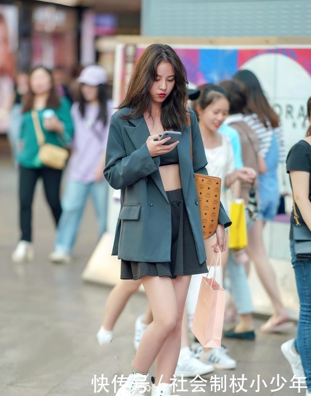 配一双■复工就要这么穿,一件小西装Hold住各种场合,让你时髦加倍