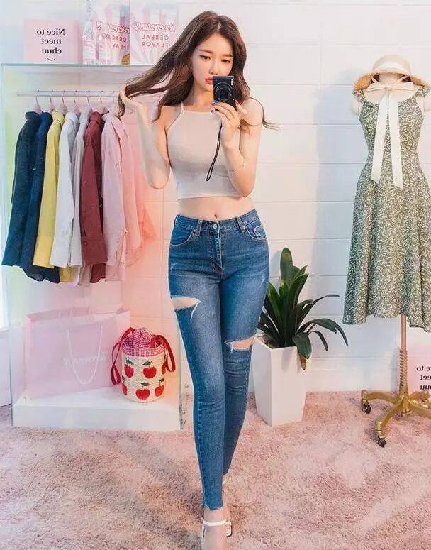 迷人的紧身牛仔裤，彰显完美身材，魅力十足！