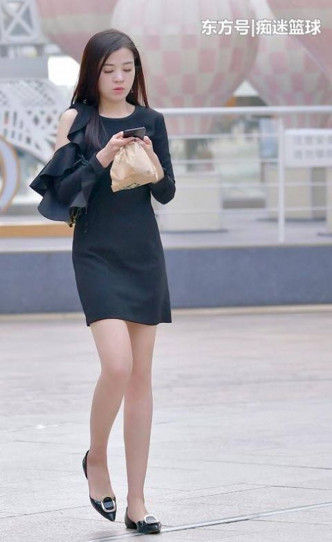  『吊带』街拍：图三v领小吊带搭短裤，身材好有自信，这是爱运动的女人！