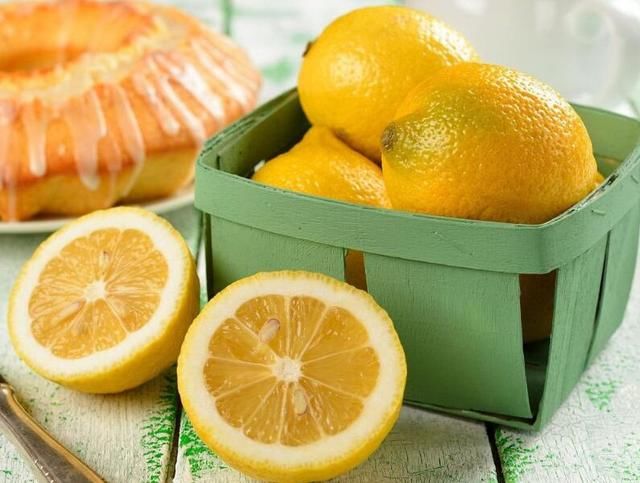 毛孔粗到成小洞，随手一扣都是白色小颗粒，说明内部暗藏过亿螨虫