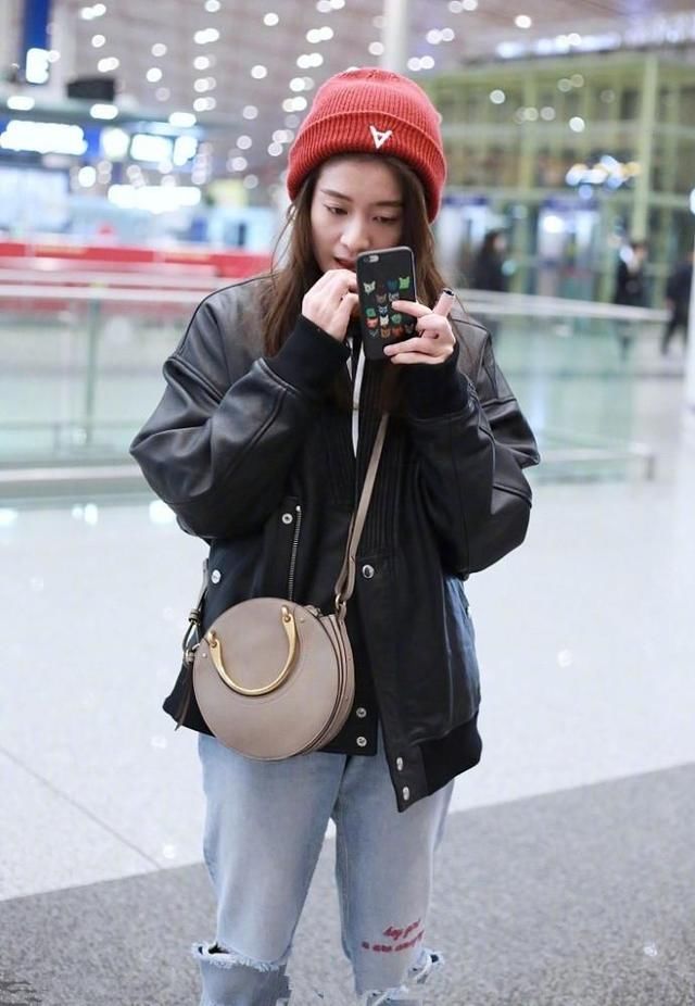 20岁张雪迎现机场，当众补妆太豪迈，网友:关晓彤危险了!