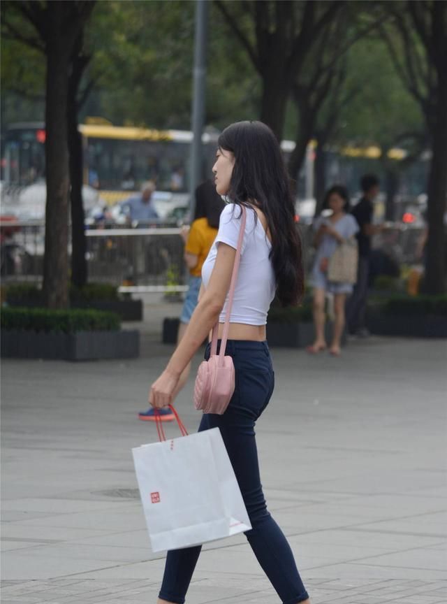 『感觉』紧身牛仔裤搭配运动鞋,苗条身材姑娘,穿出青春靓丽气息