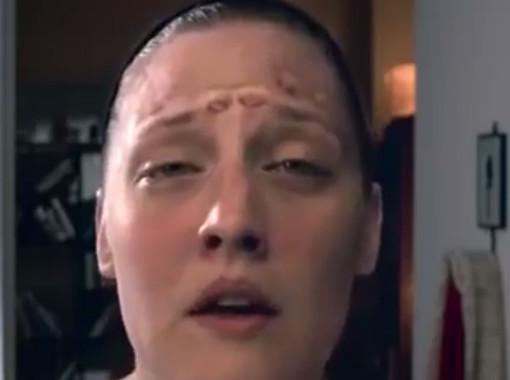 美女天生拥有橡皮泥体质, 只需用手捏捏就能整容成明星样子