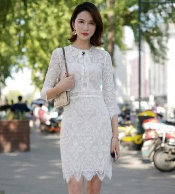 『风采』街拍:气质优雅的美女,一条白色的蕾丝连衣裙,时尚达人风采