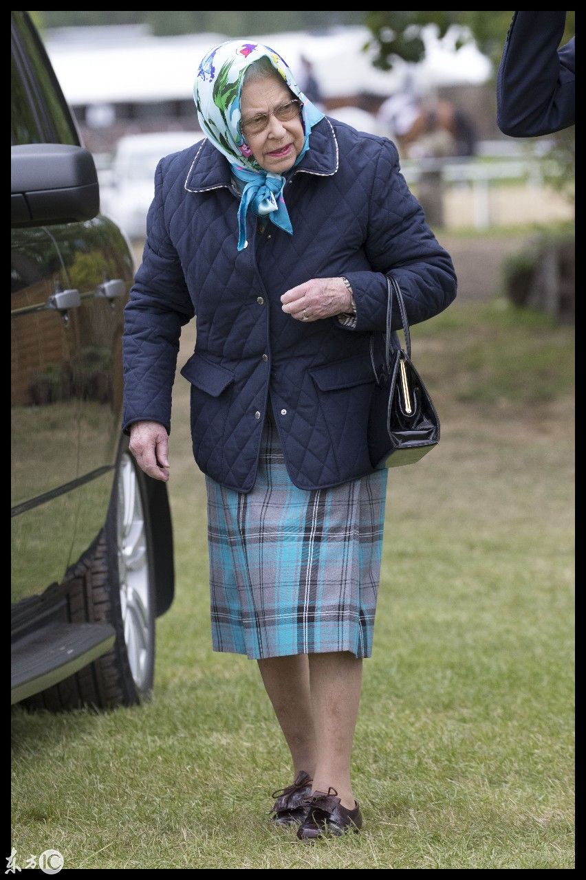 英国女王92岁高龄还工作,这次70英镑的"大妈装"还是贵族?