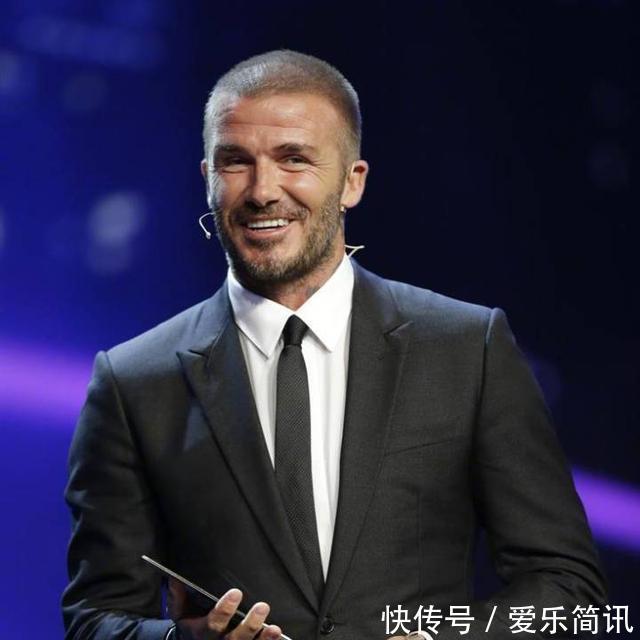 辣妹维多利亚陪老公领奖，穿高跟鞋的脚成功抢镜，网友看着都疼