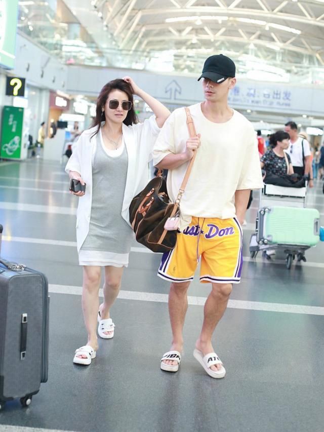 40岁陈紫函小腹微凸，敢穿T恤配拖鞋，却不输小20岁杨超越!