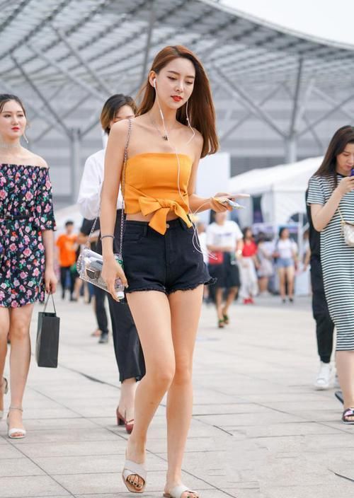 『女人味』街拍:小姐姐粉红色的衣服可爱减龄,举手投足间透露着女人味