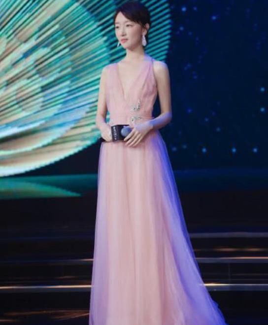 周冬雨真大胆，性感深v露背很撩人，旁边的李易峰挺尴尬的