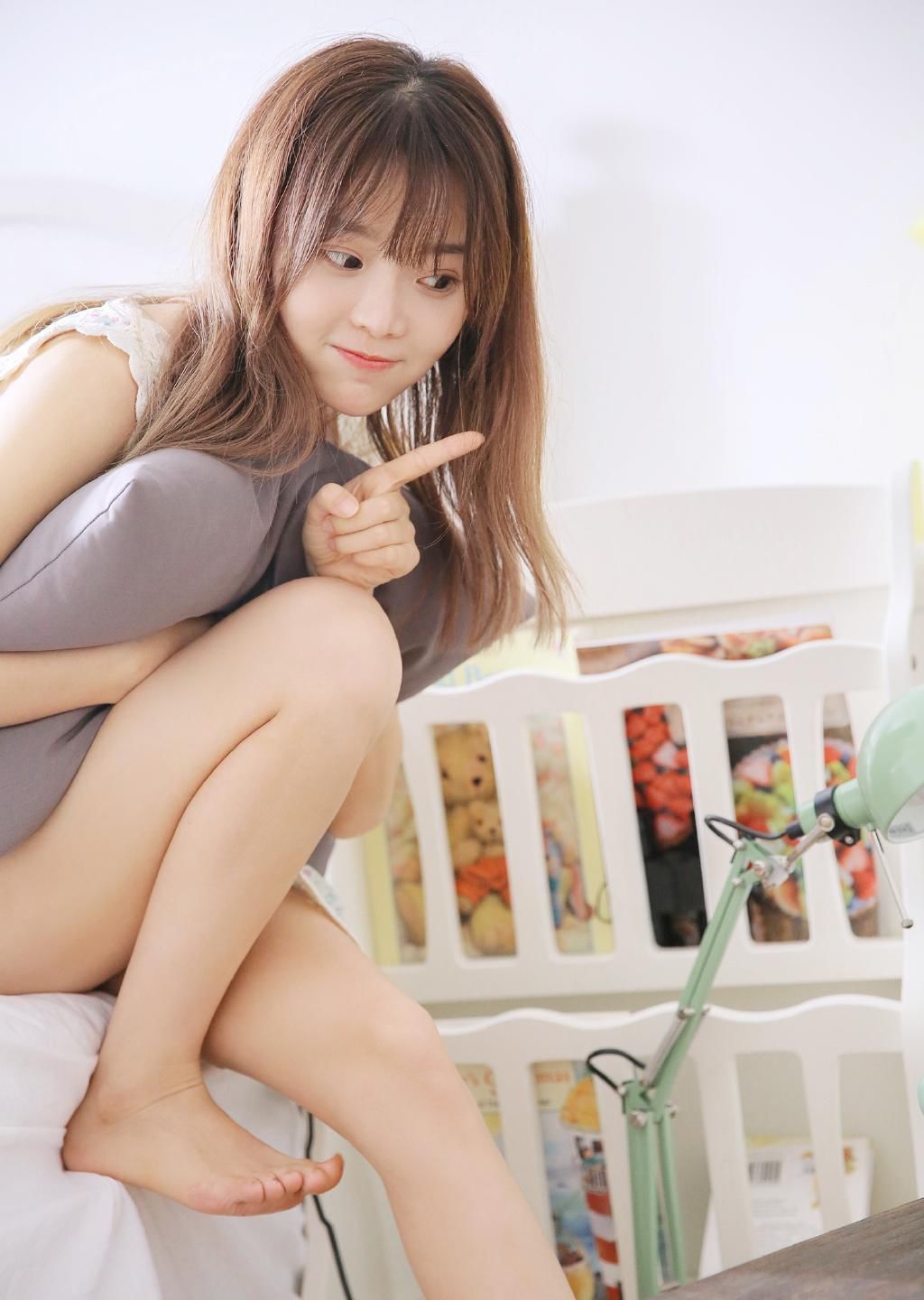 性感熟女床上美腿撩人极品写真图片