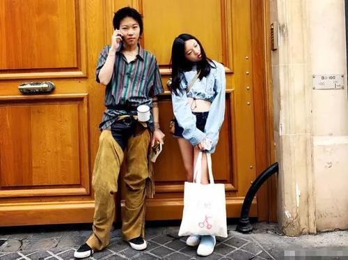 窦靖童穿什么裤子不好，非要穿这条！网友：三角区真是太抢眼！