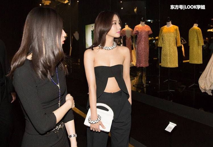 王珞丹为了美太拼了，扁平身材驾驭抹胸装，网友:看着好尴尬