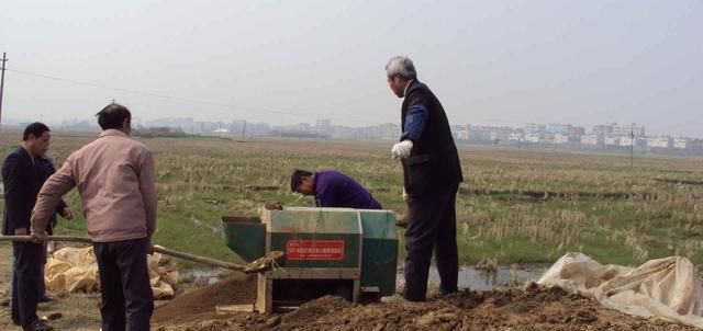  「买房子」十年前，农民赚钱就回村子建房子，现在在城里买房子，农村会消失吗？