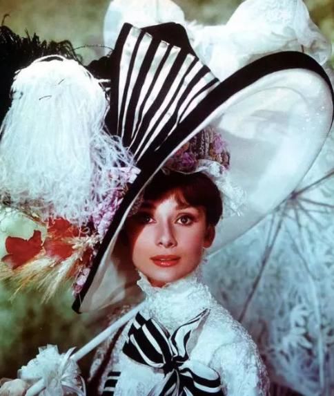 英国皇家赛马会=年度心机大会，梅根凯特大PK，你站哪一个?