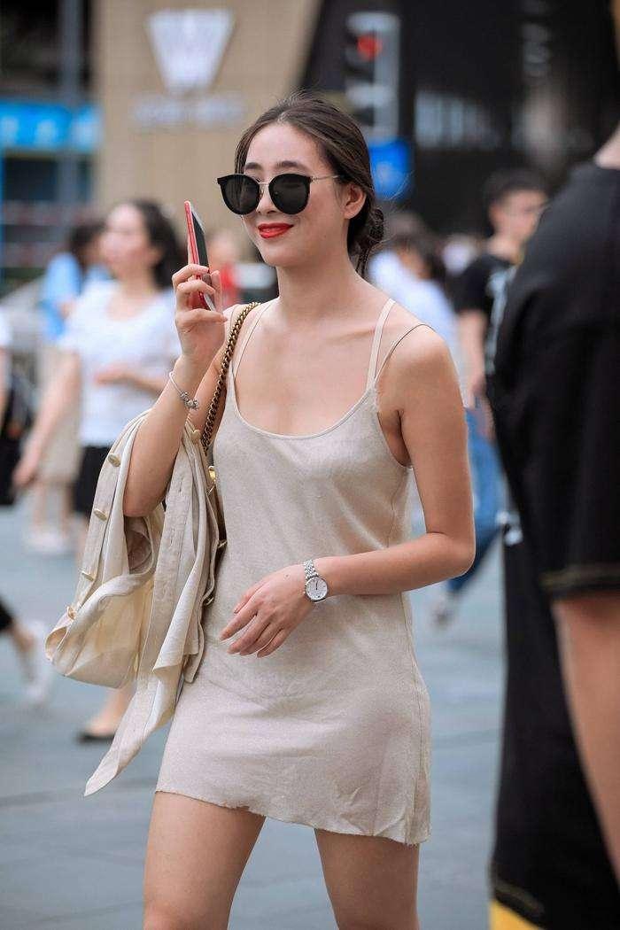 街拍: 清爽吊带连衣裙的小姐姐真美, 没有法拉利你都不配看