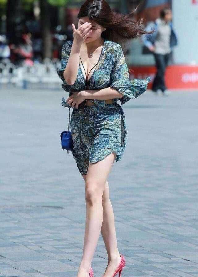 街拍,姐姐这身体简直就是完美,看着就很天然很实在