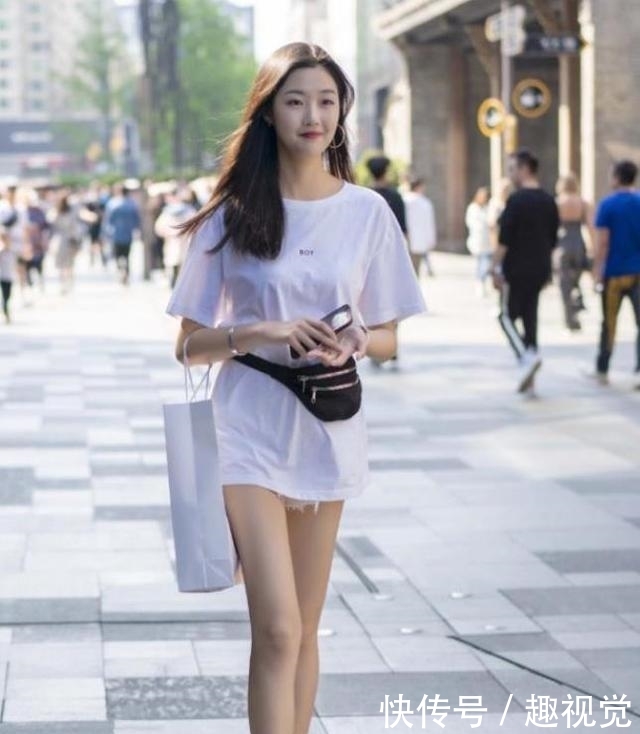 女人味■街拍:长发飘飘的美女,一件浅粉色的长袖连衣裙,时尚靓丽女人味