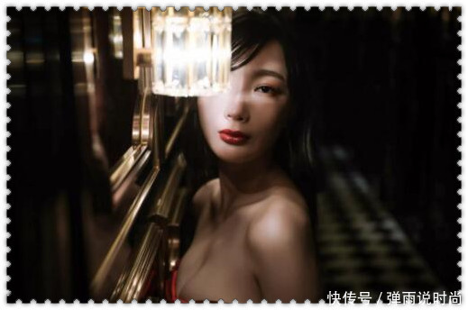 王李丹妮大肆演绎性感 镂空吊带礼服秀傲人上围 只有你敢这么穿