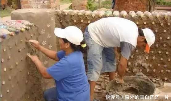 农村小伙用塑料瓶盖房子，人们都说他傻，结果却让人羡慕！