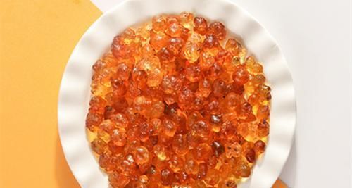  桃胶■女性五十五岁都不显老，常吃这两种食物，满满的胶原蛋白