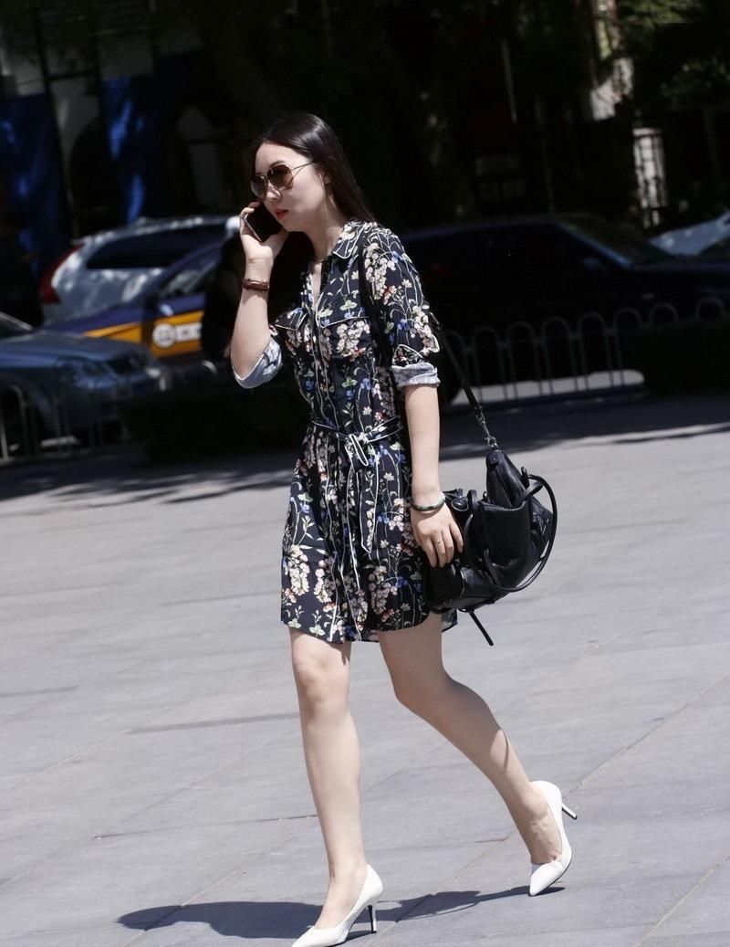 建设大街美女身材高挑，穿碎花长裙悠闲街拍！